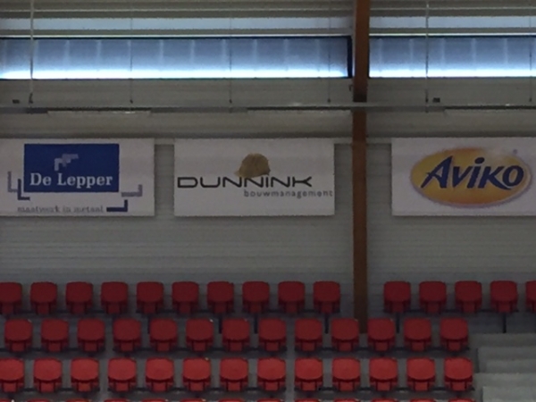 Komt u naast ons hangen? - Met een sponsorbord bij SaZa Topsporthal Doetinchem